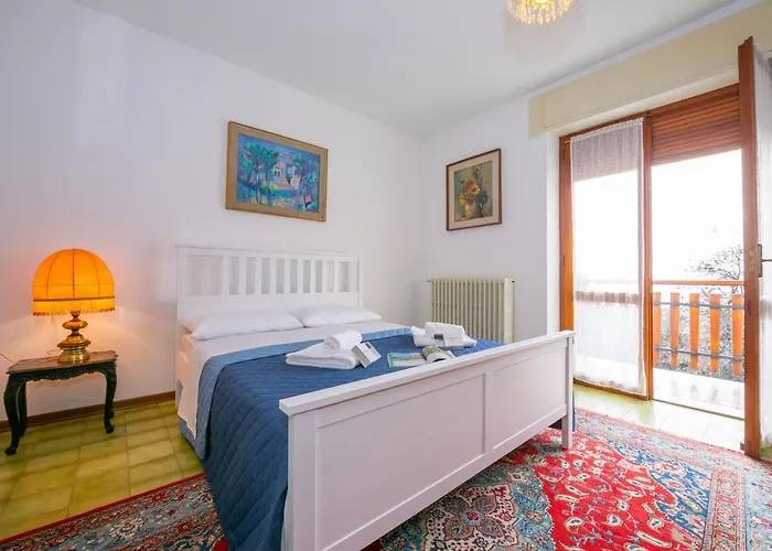 Apartamento La Verbanina Private Garden - Happy *